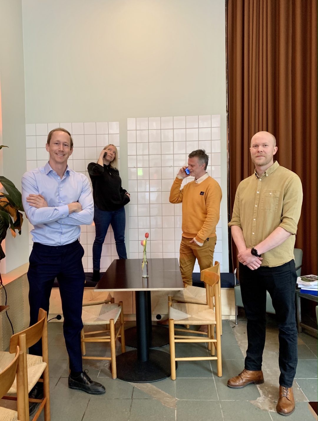 Henrik Botten Taubøll, Maren Bjerkeng, Erling Fossen og Martin Rasch Ersdal poserer i kaféomgivelser